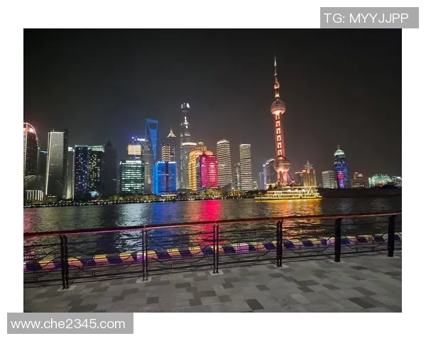 足球巨星凝望璀璨上海夜景感受都市魅力与梦想交汇瞬间