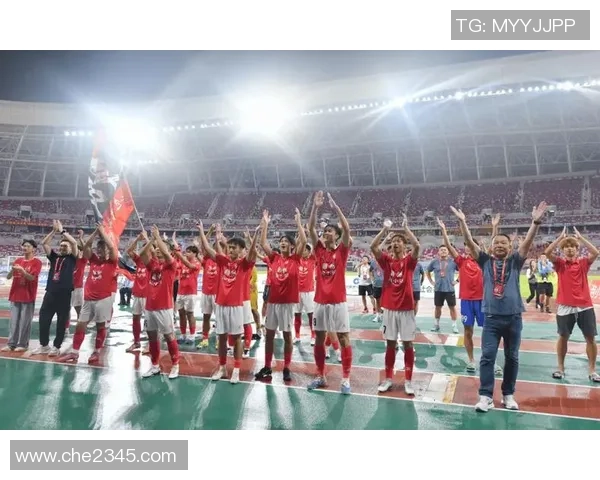 绿茵赛场激情绽放现役足球巨星巅峰对决瞬间 绿茵赛场激情绽放现役足球巨星巅峰对决瞬间